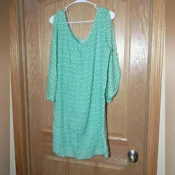 Dewa Dresses & Skirts - Dewa women's size Large green white geometric pattern dress soft peekaboo sleeve